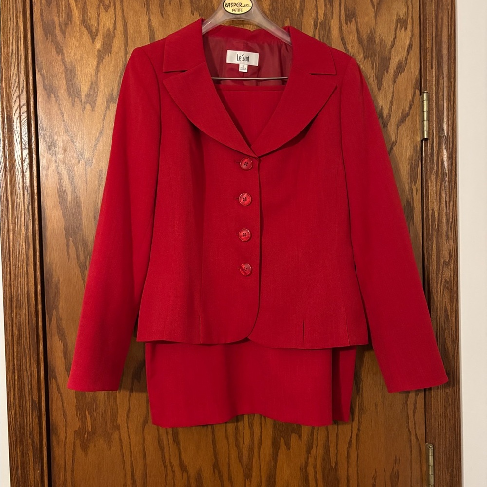 NWOT Le Suit Women's Size 12 Red Jacket and Skirt Suit.